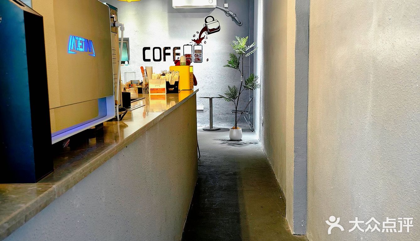 小店新开在上亿广场对面的街边，确实有点偏