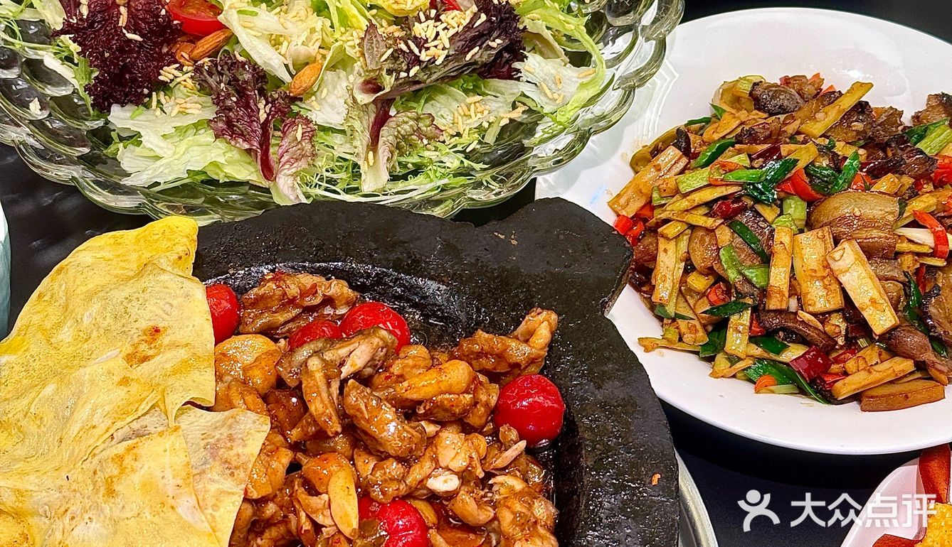 新年氛围拉满的饭店！萨拉齐湘食董家
