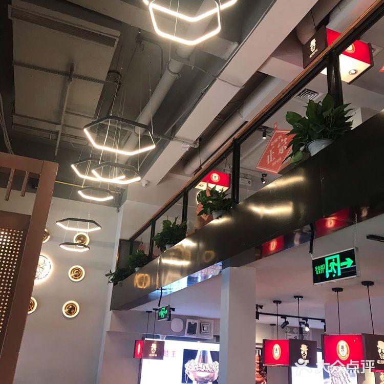 老佛爷铜炉炭火蛙锅在仓山万达金街，位置很显眼