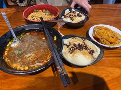 -爆炸头阿姨小四川正宗川味小吃(无任何分店)