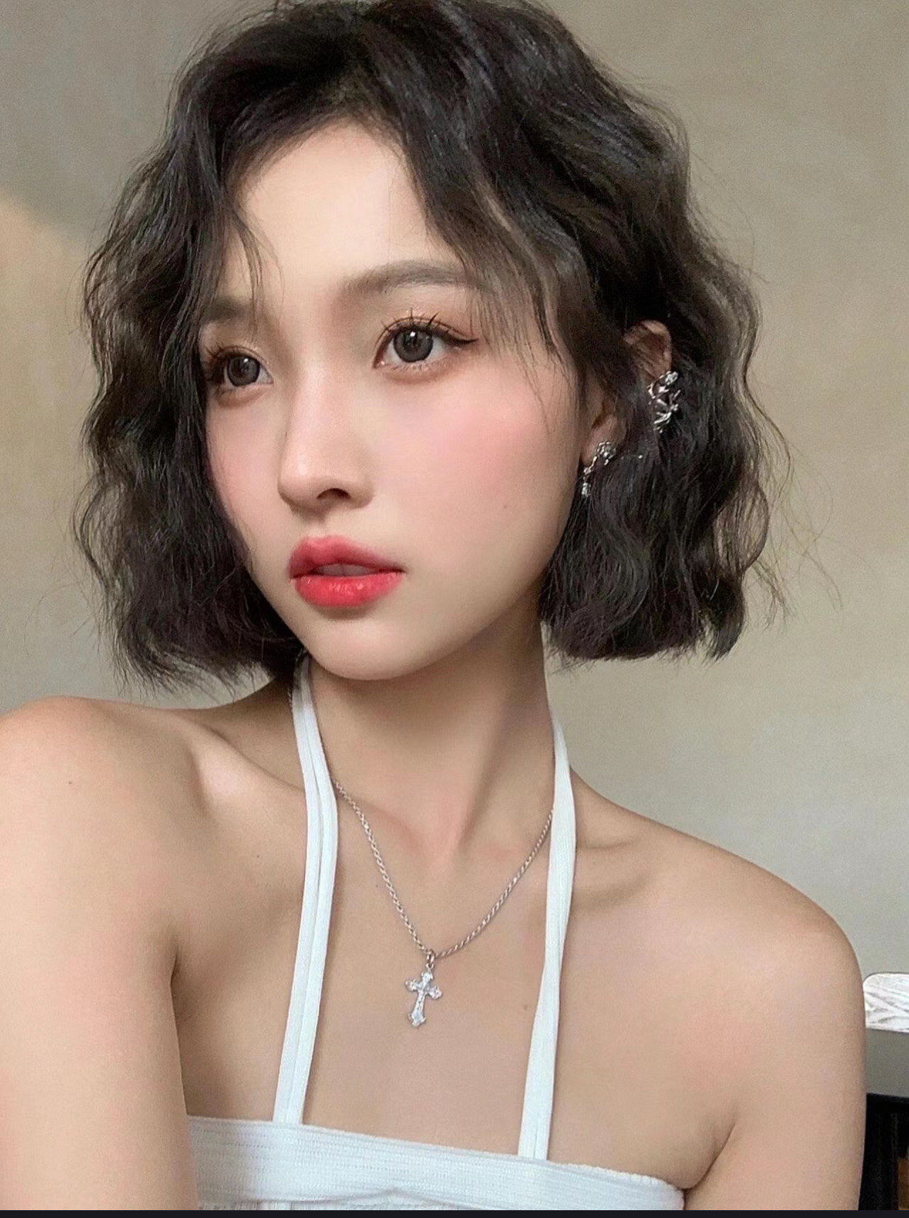烫的卷发
适合圆脸方脸长脸可扎了散法式卷发

适合头发细软