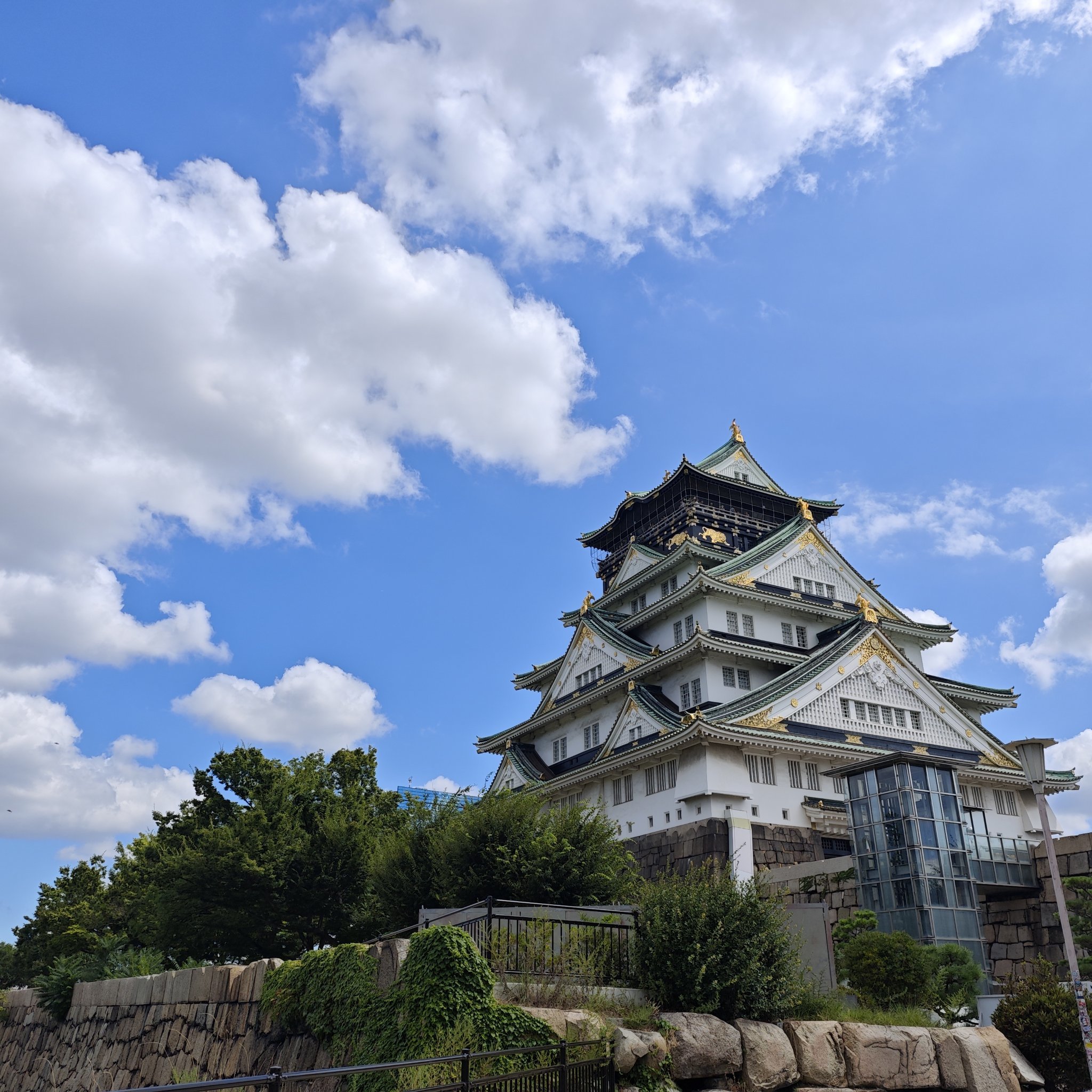大阪城公园的建筑是典型日本战国时代的风格