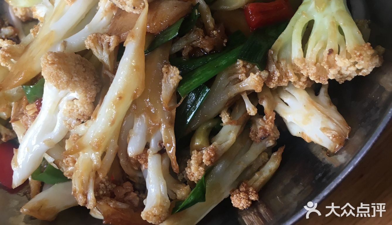 「红烧大排」红烧大排挺好吃的，味道偏甜，但是肉质有些