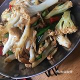 「红烧大排」红烧大排挺好吃的，味道偏甜，但是肉质有些