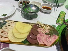 -洪氏嗨捞·广东猪肚鸡·椰子鸡火锅(西咸万象城店)