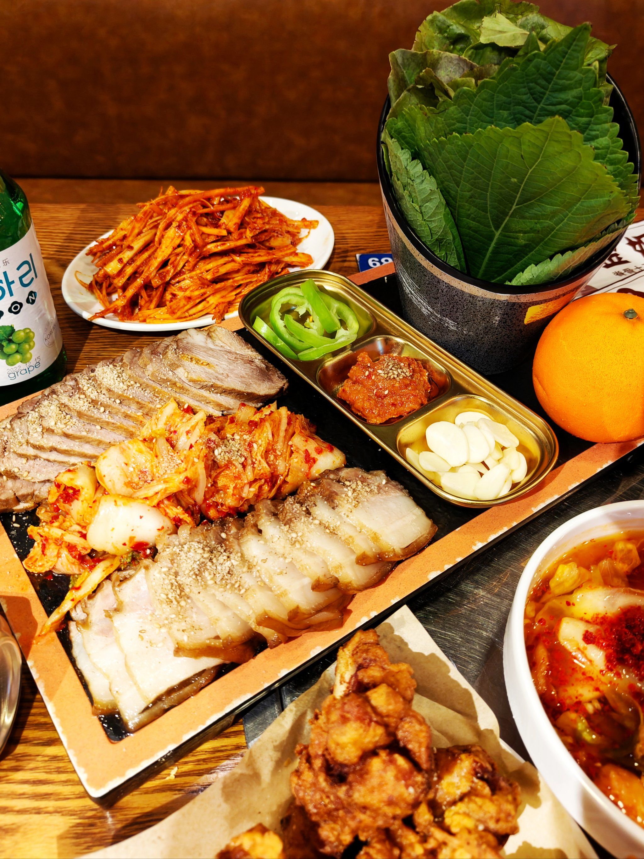 餐店,店主的手艺来自老妈妈口传亲授,制做方法和饮食都是鲜族的传承和