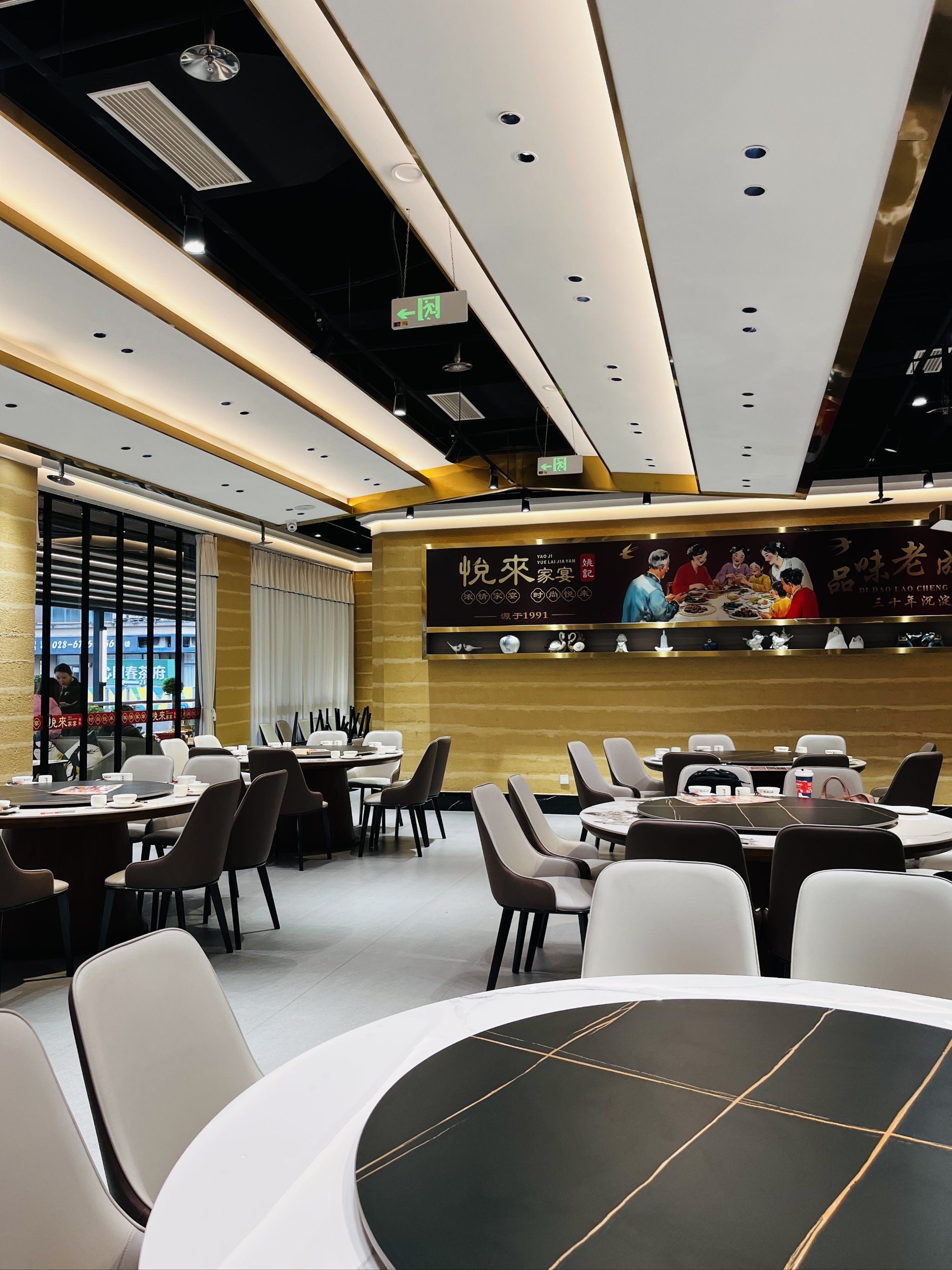 店铺就在地铁4号线中坝站d口步行几分钟就到了,店面装修简约大气,干净