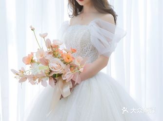 轻盈的裙摆，通透层叠闪光网纱，别致的一字肩设计