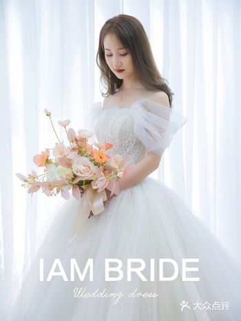 轻盈的裙摆，通透层叠闪光网纱，别致的一字肩设计