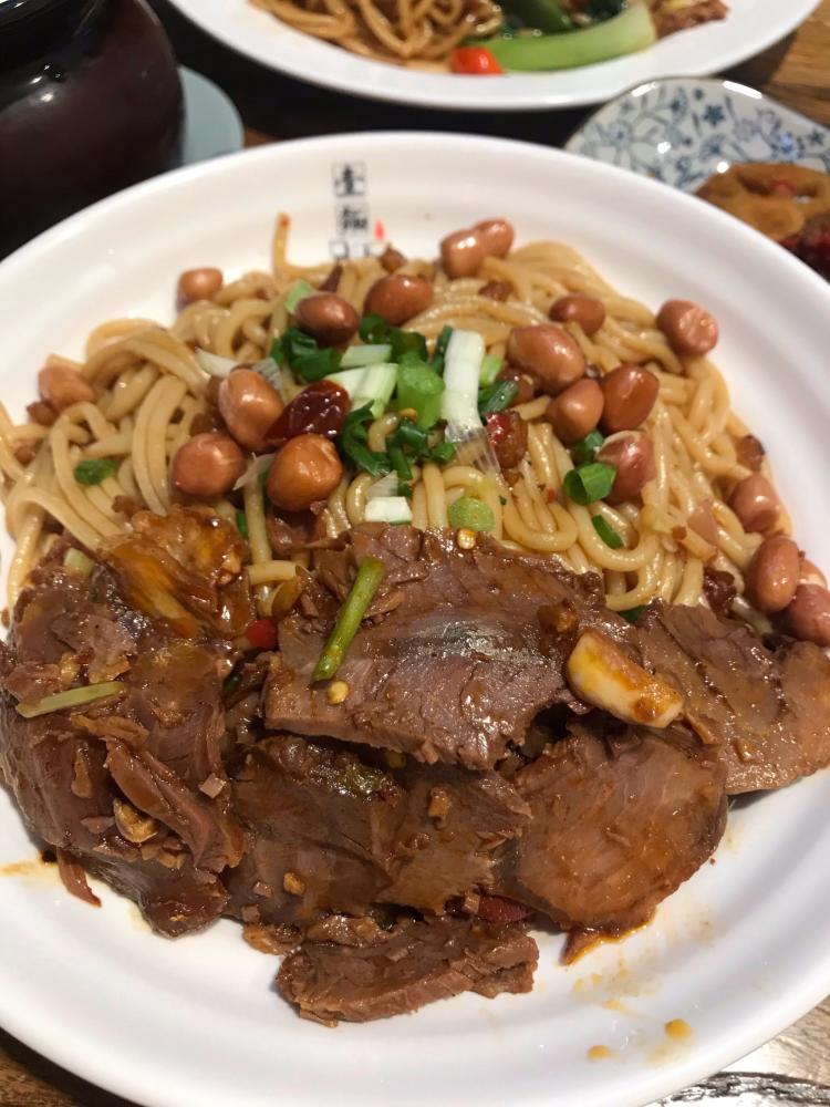 好像不错 看dp说这家汤不错就试试这家 dp团购了一个套餐 干拌牛肉粉