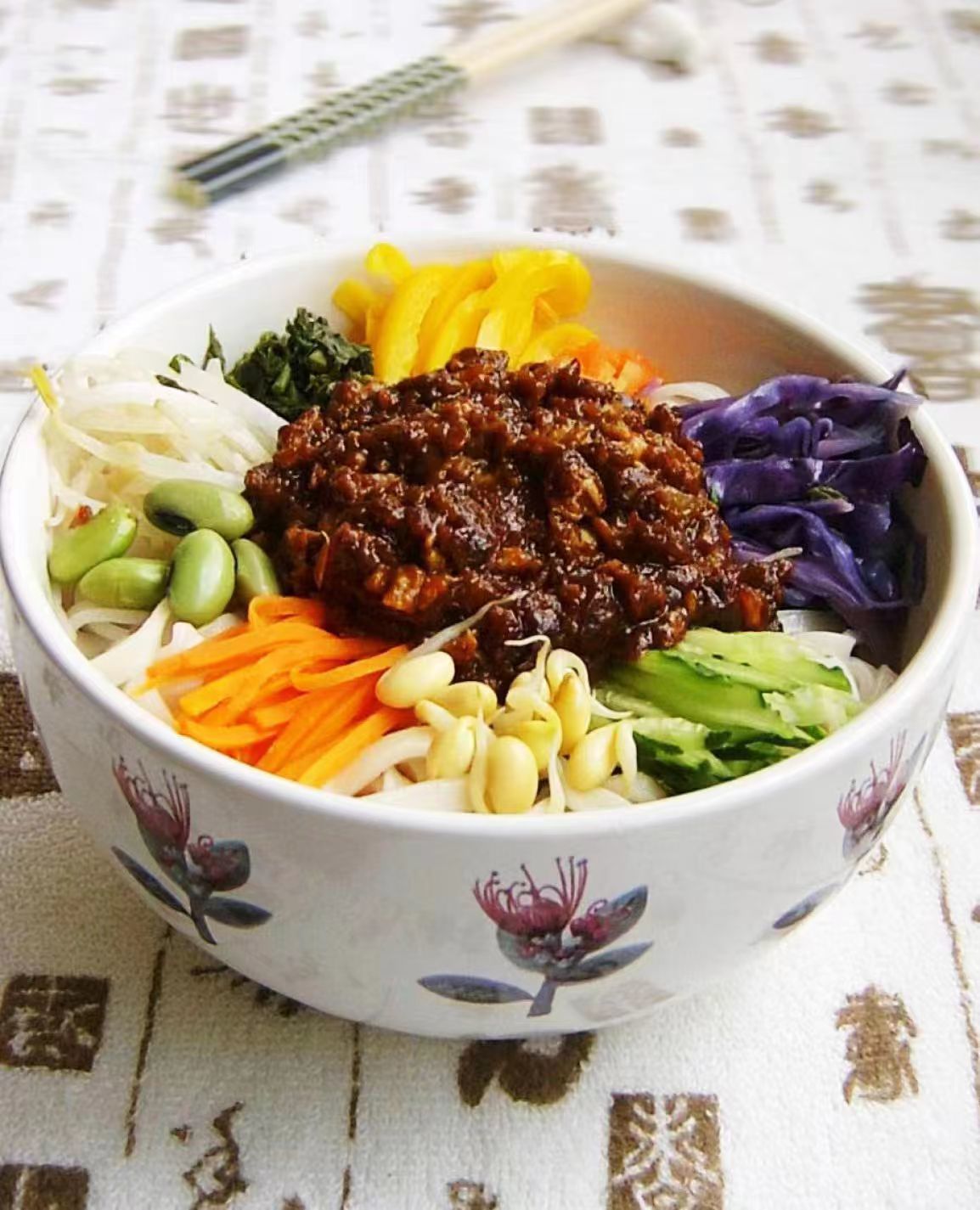 炸酱面,是中国传统特色面食,被誉为"中国