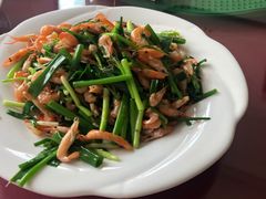 韭菜炒河虾-铁锅炖灶台鱼老三炖鱼馆