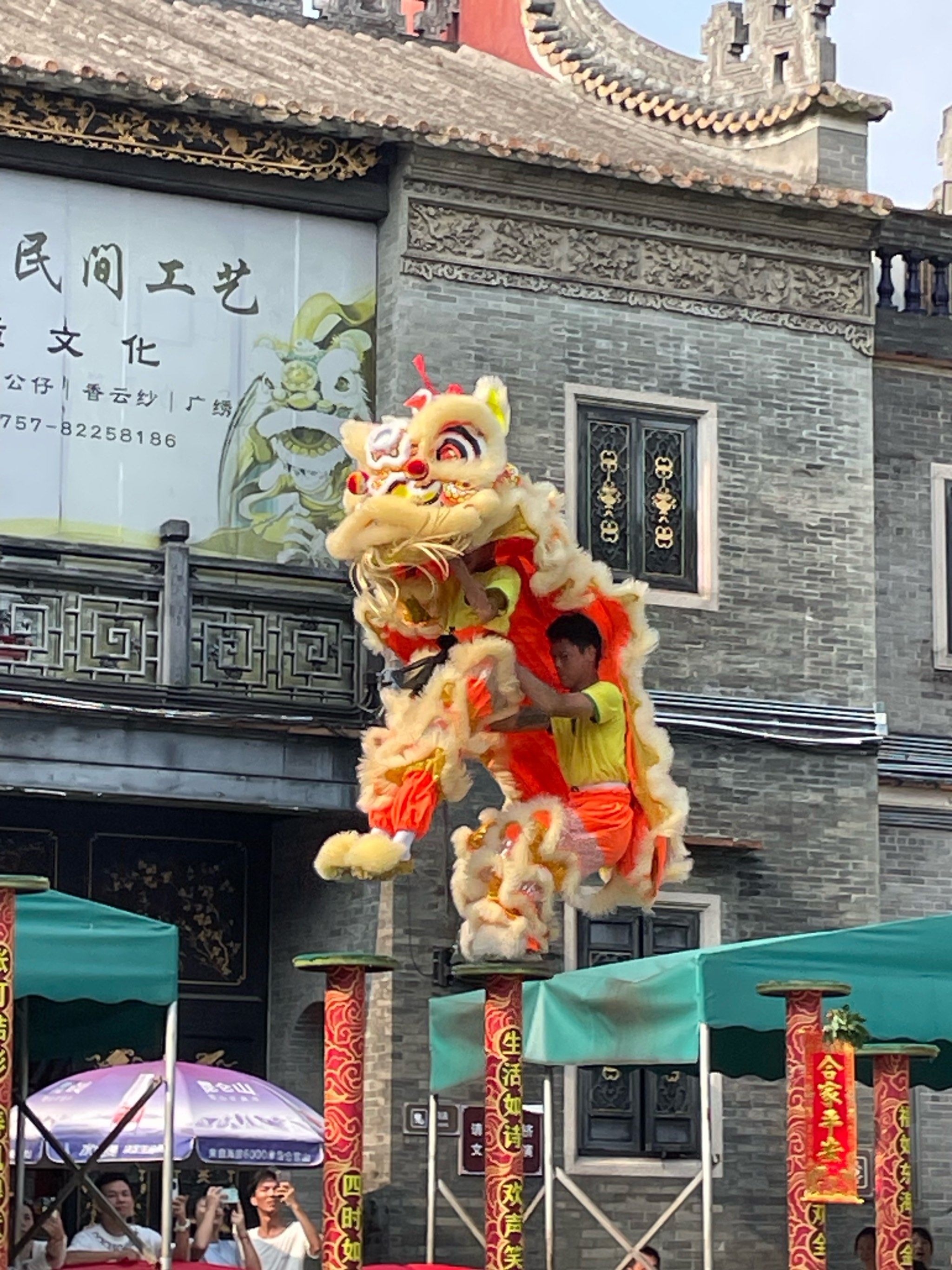 可爱舞狮登梅花桩