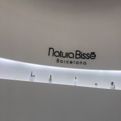 -微笑雨嘉造型护肤