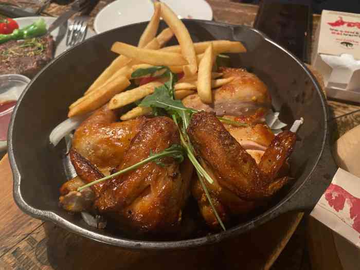 曼哈顿美式餐吧(东方里华侨城店)-"味道和分量都非常正宗,虽然地理