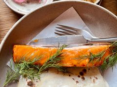 烟熏三文鱼配烤饺子皮和芥末籽酱-BOR Eatery(安福路店)