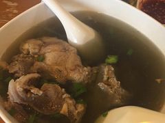 清汤排骨-蝶豆花蓝面条