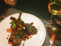 碳烤羊排配蔬菜及迷迭香红酒汁-WOLFGANG PUCK KITCHEN & BAR(迪士尼小镇店)