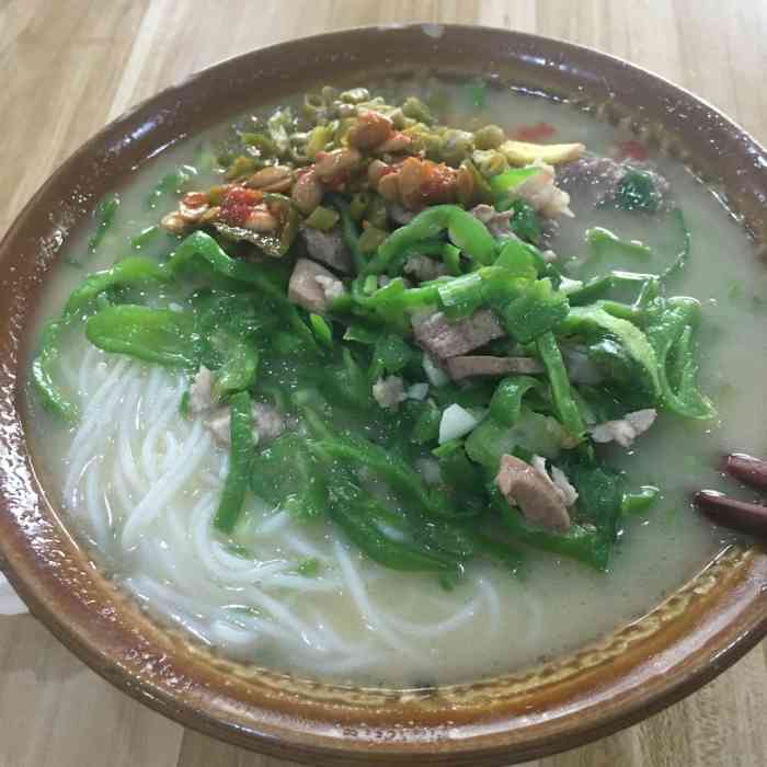 湘南红源味砍肉粉-"江边的粉店,很多旅游的人来吃,虽然味道一.