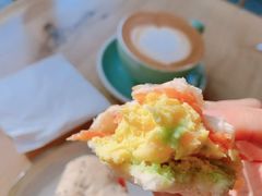 炒蛋牛油果酱烟熏三文鱼三明治-Wagas沃歌斯(大学路店)