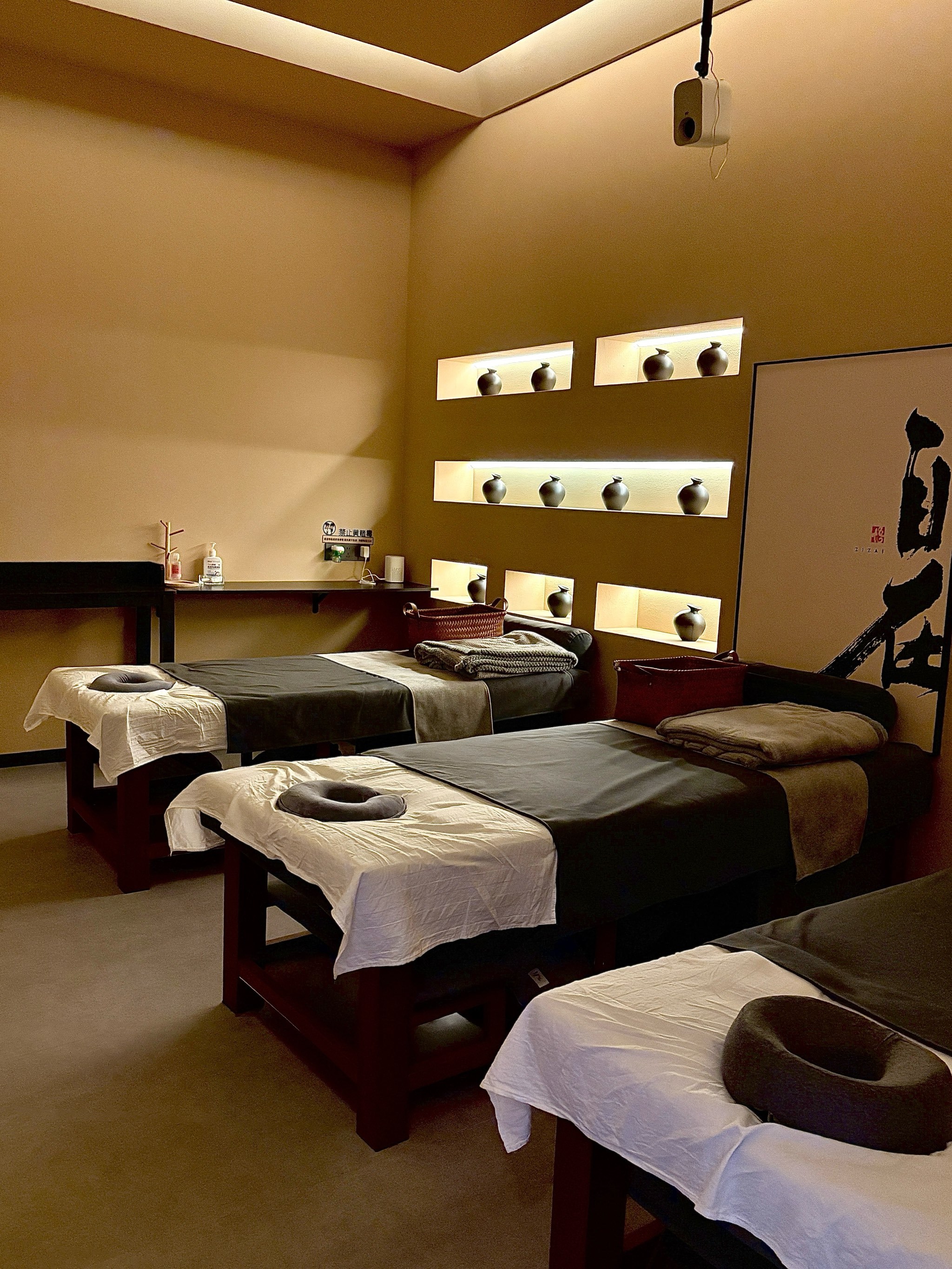 连吃带喝带按摩的推拿店