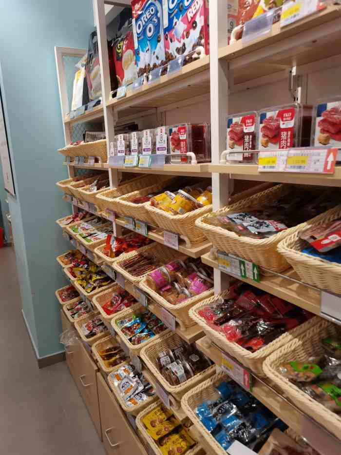 七货街九州店(九州店)-"零食挺多的店面小挺紧凑纯净水和冰淇淋.