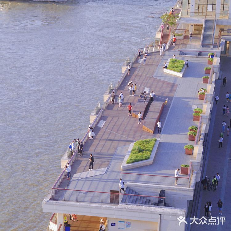 长江大桥上，夏天的风，正暖暖吹过