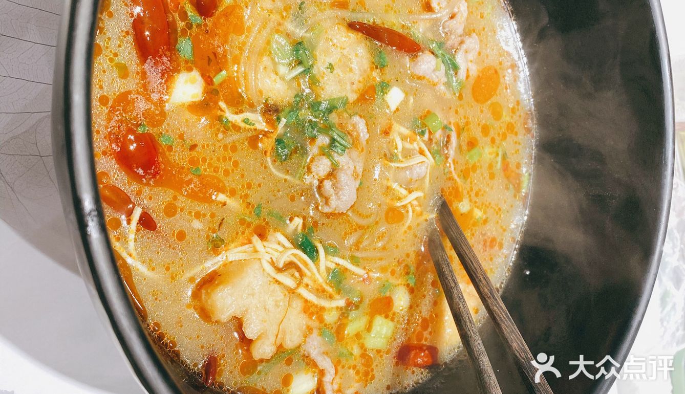 牛汤哥吃面也喝汤[调皮]