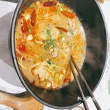 牛汤哥吃面也喝汤[调皮]