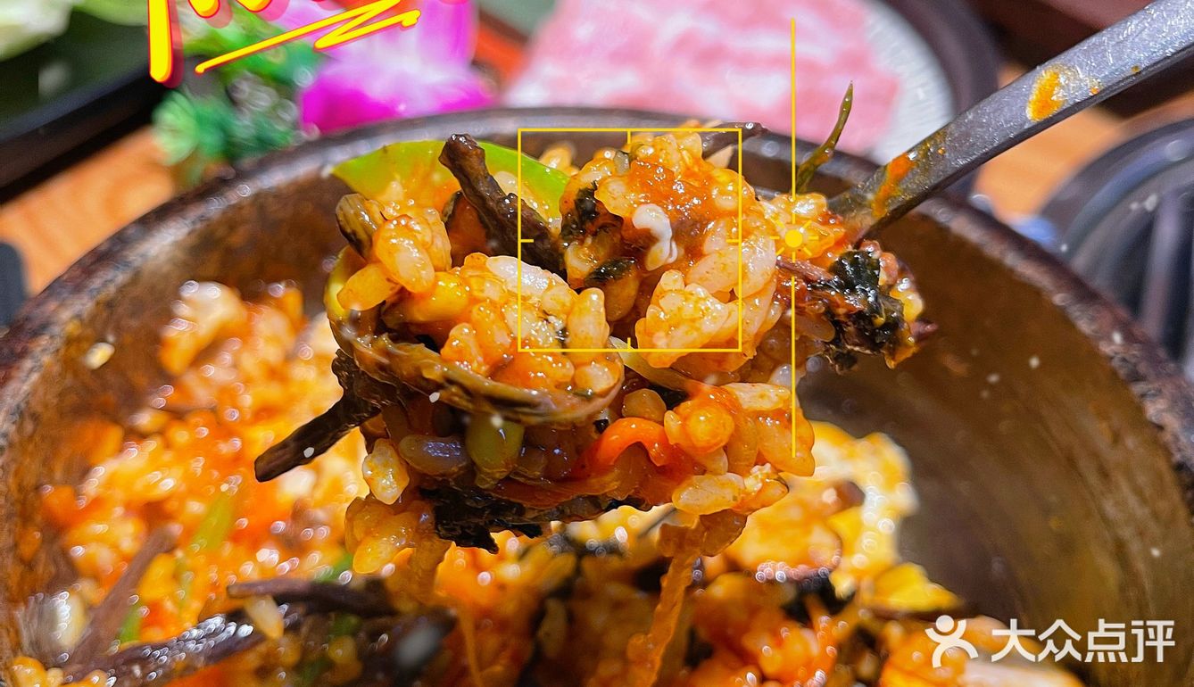 一口就炸裂了口腔。无敌好吃了！海鲜葱饼：虽然我不爱吃葱