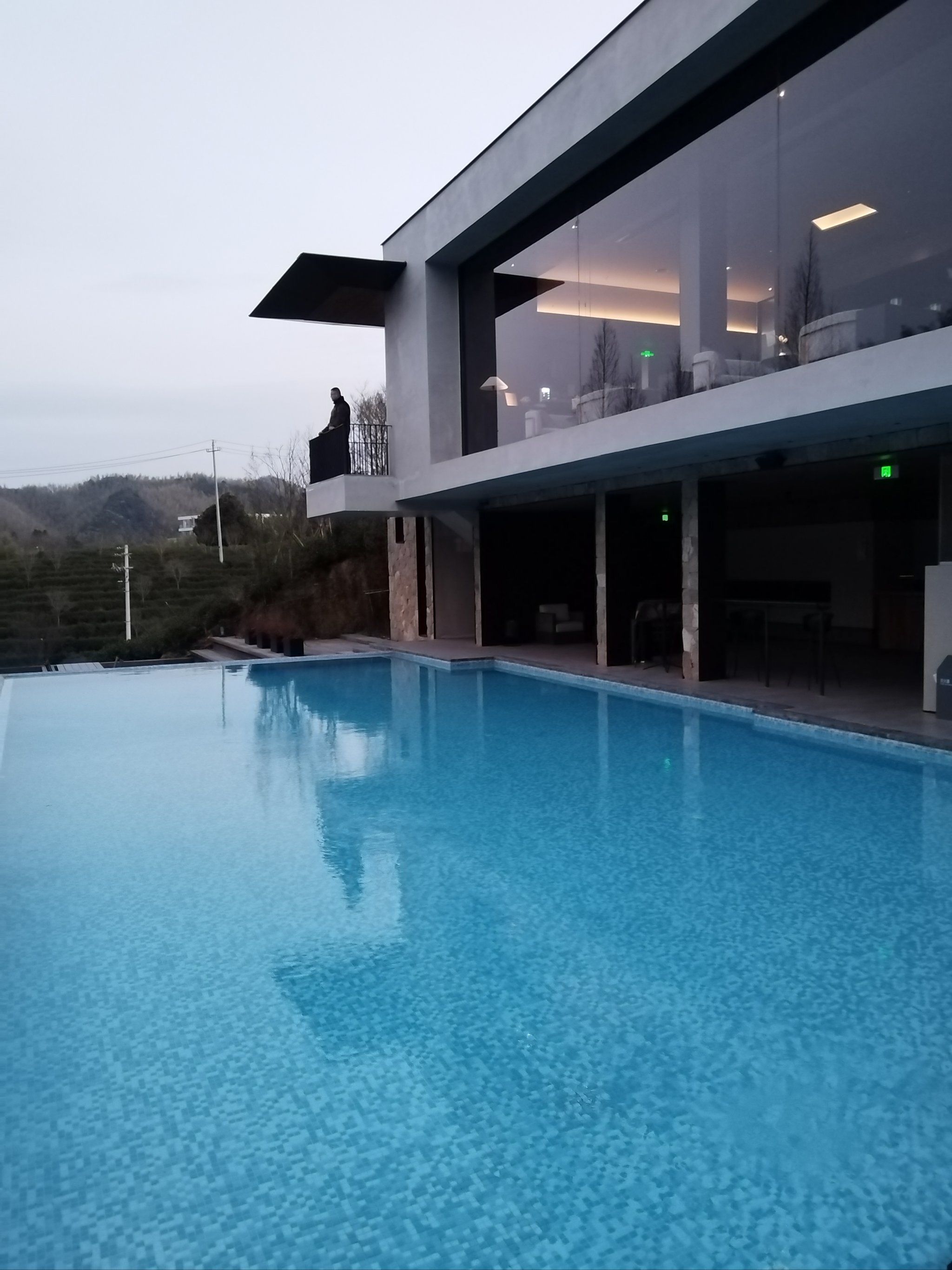 春天的浪漫,露天游泳池,实在太销魂了,错