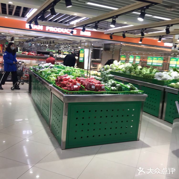 家门口坐车2站的幸福超市就成为了首选，超市干净整齐