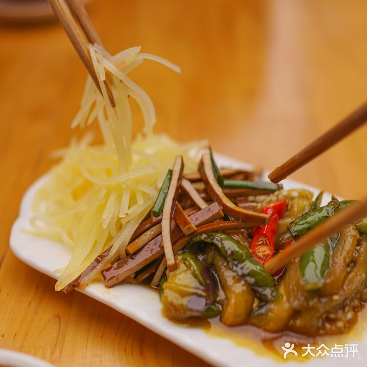整体都可以不需要蘸碟，或者简单配个饺子醋