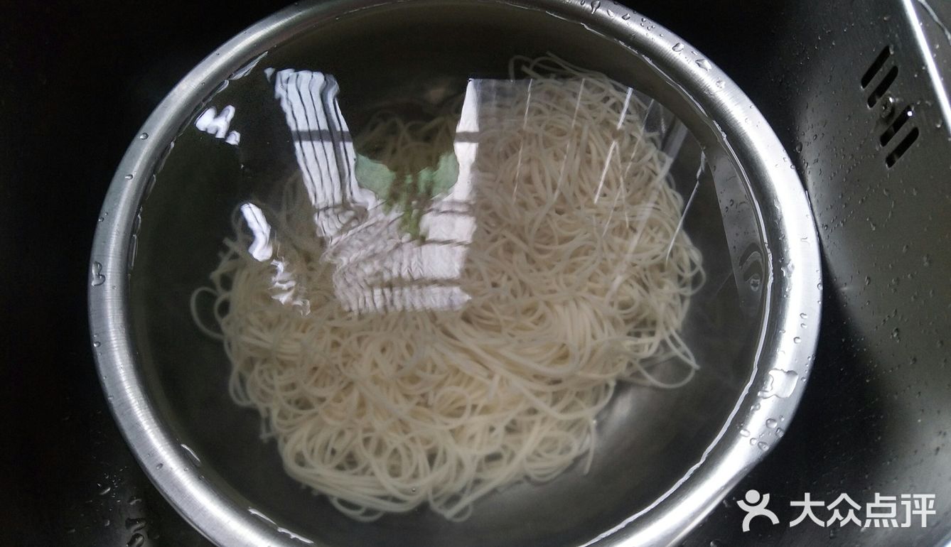 快来尝尝好吃又营养的文蛤龙骨汤面条！