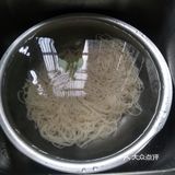 快来尝尝好吃又营养的文蛤龙骨汤面条！