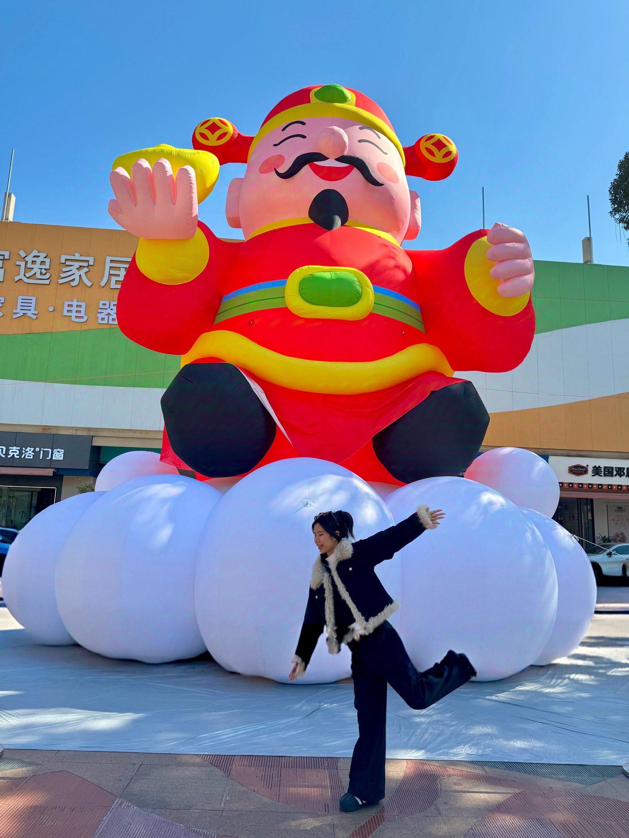 中山最大的财神爷空降富逸装饰广场啦!