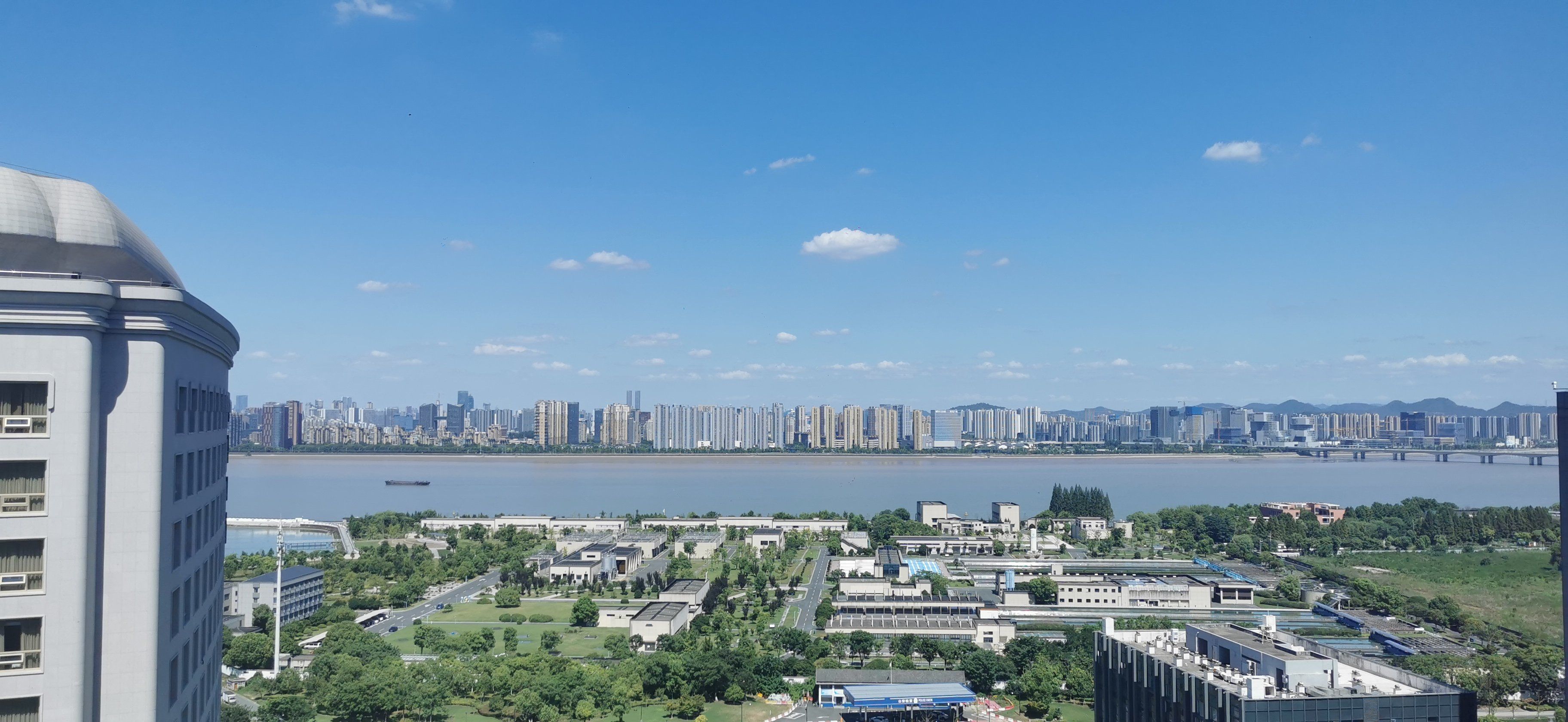 江边的房间视野开阔,很棒