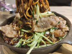 铁板牛肉炸酱面-炒码先生·韩餐炸鸡披萨(西塔店)