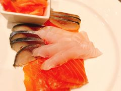 生吃三文鱼片-陆家嘴万怡酒店·万荟轩