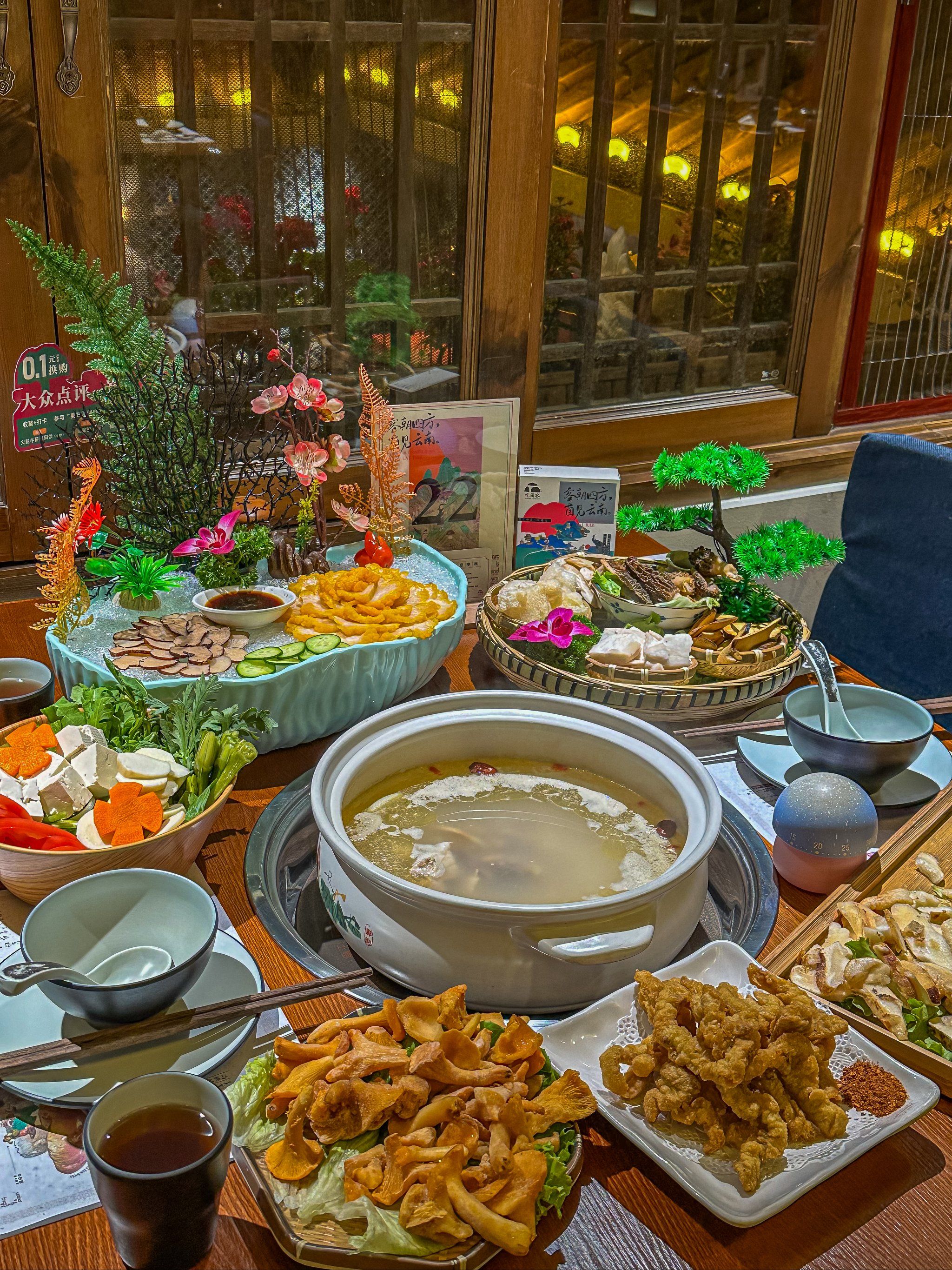 来丽江怎能不吃一顿热乎乎的野生菌火锅呀!