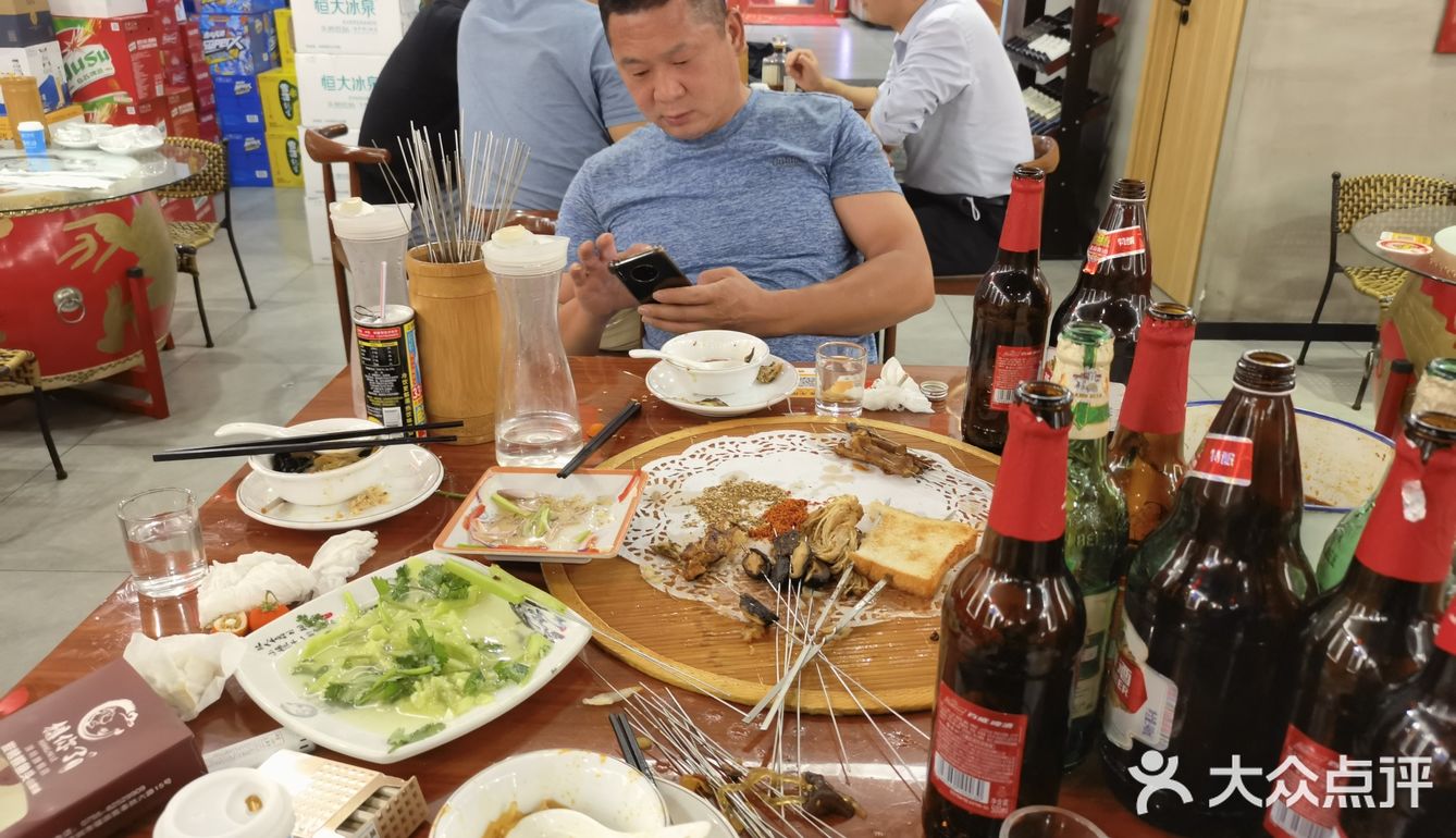 喝啤酒撸烤串小马扎姿势帅