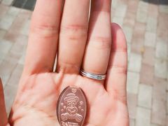 纪念品  纪念币   10块钱一个-上海迪士尼度假区