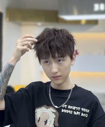 -一家只做男发烫染的店