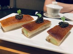 鱼子酱配脆皮烤乳猪-广州文华东方酒店·江-由辉师傅主理