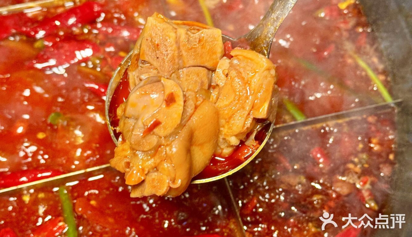 《成都排队王！这社区火锅凭啥让本地人狂炫？》