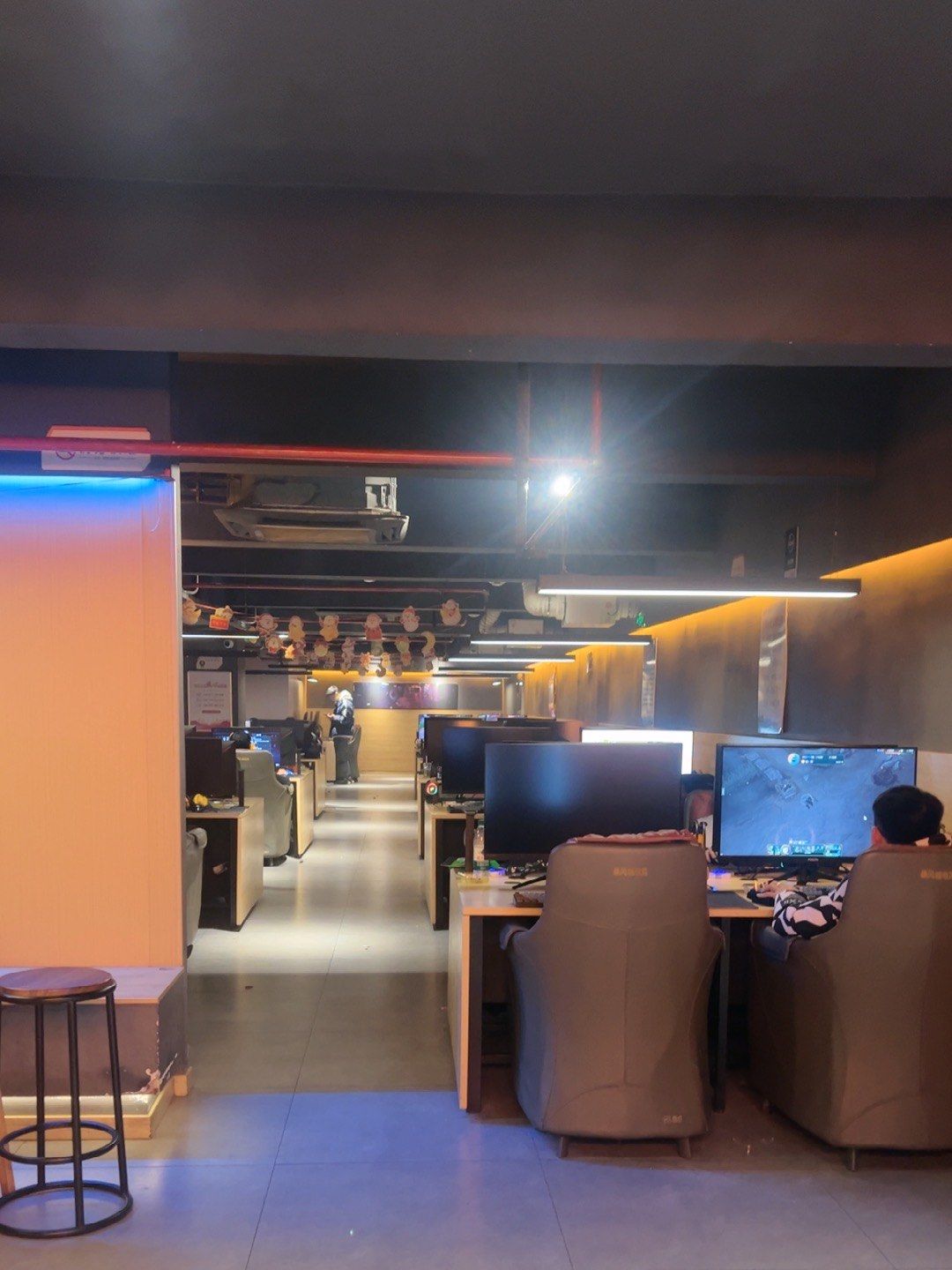 网咖的装修风格现代而温馨,空间宽敞,布局