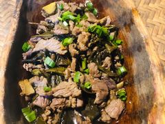 基诺茶叶炒牛肉-基诺山寨.版纳民族特色菜