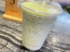 牛油果香蕉椰椰奶昔-THE WOODS 简餐 (国贸商城店)