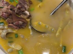 -帅巴人舅母子腊蹄民俗村