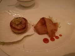 葱姜绒煎带子配龙虾云吞-嘉麟楼